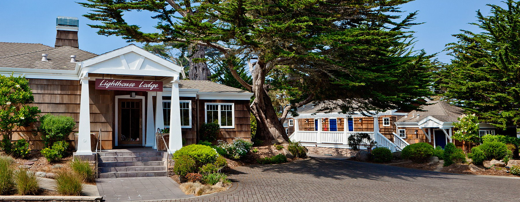 exterior of lighthouse lodge & cottages 